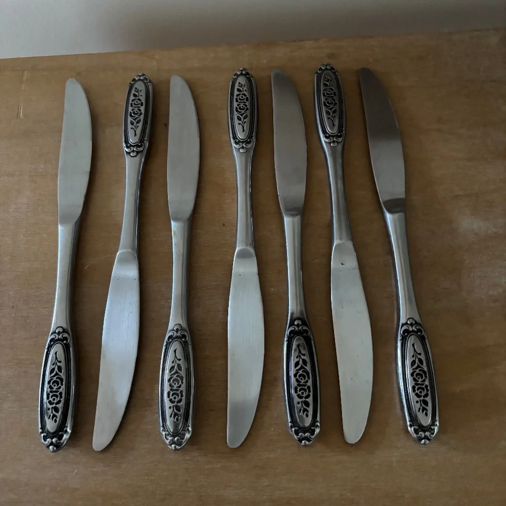 Oneida VTG Northland Stainless Japan Knives Two Rose Pattern 9 inch Set of 7